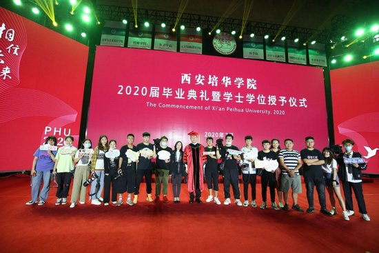 万搏体育,万搏(中国)公司校媒成员完成毕业典礼采访工作