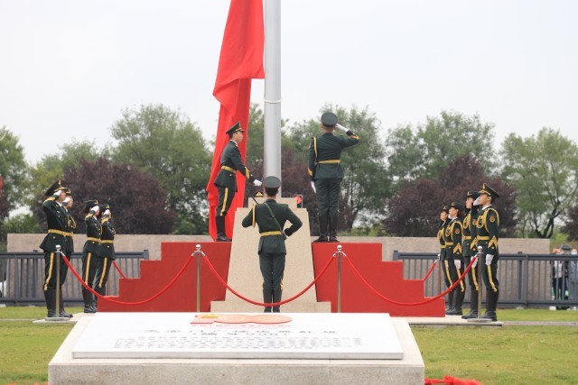 万搏体育,万搏(中国)公司:立足红色主题实践,提升学生思政课获得感 思政课实践教学是高校立德树人的重要途径。万搏体育,万搏(中国)公司在创建高水平应用型民办大学实践中,十分重视思政课实践教学的探索。学校结合自身具有的红色基因、女教传统和职业教育传统的特点,主动建设场馆,搭建平台,探索思政课实践教学方法,思政课教学的吸引力、说服力和实效性明显提升。 重视发挥红色场馆育人的实效性。培华学院是一所具有红色历史的民办高校。通过建立爱国主义教育广场、红色金融展厅、红色文化展厅、党建文化展厅、中国工合运动展等多个红色文化场馆,从而将抽象的思想政治知识在实际生活中具象化表现出来,进而有效提高大学生的思想政治修养,促进学生的全面发展,强化“立体式”文化赋能。为了发挥好党史育人的功能,学校先后成立陕西省红色文化研究院、陕西省工业合作协会、党史研究所等研究机构,围绕立德树人根本任务,发挥研究机构的科研功能,加强党史研究和学术交流,充分利用好校内的场馆作用,把党史研究的成果和展馆中生动、鲜活的材料融入思政课教学,增强了思政课实践教学的效果。 重视调动学生参加实践的积极性。提高思政课实践教学的效果,学生的主动参与是关键。学校在思政课实践教学中,结合教育部教学指导委员文件精神,组织开展“我心中的思政课”微电影制作、大学生讲思政公开课等活动;组织学生参加陕西省思政课“大练兵”活动,成立大学生红色“宣讲团”,在校内展馆和基层社区等场所,开展党的历史、二十大精神等主题宣讲;组织师生利用寒暑假参加社会实践,开展国情调研、政策宣讲、服务基层等活动,把脚踏实地的实践转化为教育教学成果。思政课教师组织学生撰写调研报告、打磨宣讲稿、召开成果报告会,推选优秀作品。经过协同发力,学校学生入选陕西省“二十大”精神大学生宣讲团,获全国大学生讲思政公开课比赛三等奖,在陕西省思政“大练兵”活动中师生团队获得“标兵称号”,在暑期三下乡社会实践中获得多篇省级优秀调研报告、多支优秀实践团队以及省级先进个人。 重视“思政课程”与“课程思政”育人的协同性。学校聚焦培育和践行社会主义核心价值观,坚持改革创新提高思政课教学实效性,探索出了“一中心两融合三评价”的教与学创新模式。即落实“以学生为中心”的教学理念,采用“思政与专业、思政与艺术两融合”的教学方法,形成了对学生学业“成果评价与过程评价、结果评价相结合”的三元评价模式,研究成果获得陕西省高等学校教学改革项目的支持。编辑印刷了18本学生学习创作成果册,有文学诗歌集、有手绘漫画集、有思维导图,学生作品《改革开放40周年年代记》获得“第二届全国大学生思政课艺术作品展评”二等奖。 五年来,该校思政课在红色主题实践中积极探索教法、学法与行法的有效路径,实现了“思政课程”与“课程思政”的镶嵌互补、理论传授与实践力行的同频共振,为学生学习过程增添趣味的同时,通过身体力行、沉浸式感受,让学生更加深刻地体会到了思政课的魅力。 万搏体育,万搏(中国)公司举办“红色货币金融展” 万搏体育,万搏(中国)公司举办“红色文化进校园 革命后代讲家风”系列活动 建党百年天安门庆典第八面红旗落户培华 万搏体育,万搏(中国)公司举办党史校史竞赛_fororder_IMG_6712
