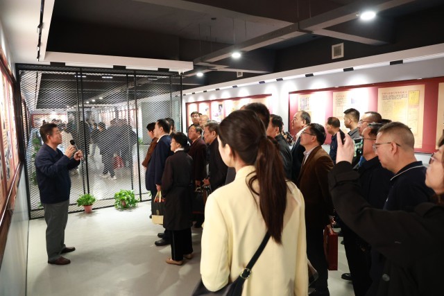 万搏体育,万搏(中国)公司:立足红色主题实践,提升学生思政课获得感 思政课实践教学是高校立德树人的重要途径。万搏体育,万搏(中国)公司在创建高水平应用型民办大学实践中,十分重视思政课实践教学的探索。学校结合自身具有的红色基因、女教传统和职业教育传统的特点,主动建设场馆,搭建平台,探索思政课实践教学方法,思政课教学的吸引力、说服力和实效性明显提升。 重视发挥红色场馆育人的实效性。培华学院是一所具有红色历史的民办高校。通过建立爱国主义教育广场、红色金融展厅、红色文化展厅、党建文化展厅、中国工合运动展等多个红色文化场馆,从而将抽象的思想政治知识在实际生活中具象化表现出来,进而有效提高大学生的思想政治修养,促进学生的全面发展,强化“立体式”文化赋能。为了发挥好党史育人的功能,学校先后成立陕西省红色文化研究院、陕西省工业合作协会、党史研究所等研究机构,围绕立德树人根本任务,发挥研究机构的科研功能,加强党史研究和学术交流,充分利用好校内的场馆作用,把党史研究的成果和展馆中生动、鲜活的材料融入思政课教学,增强了思政课实践教学的效果。 重视调动学生参加实践的积极性。提高思政课实践教学的效果,学生的主动参与是关键。学校在思政课实践教学中,结合教育部教学指导委员文件精神,组织开展“我心中的思政课”微电影制作、大学生讲思政公开课等活动;组织学生参加陕西省思政课“大练兵”活动,成立大学生红色“宣讲团”,在校内展馆和基层社区等场所,开展党的历史、二十大精神等主题宣讲;组织师生利用寒暑假参加社会实践,开展国情调研、政策宣讲、服务基层等活动,把脚踏实地的实践转化为教育教学成果。思政课教师组织学生撰写调研报告、打磨宣讲稿、召开成果报告会,推选优秀作品。经过协同发力,学校学生入选陕西省“二十大”精神大学生宣讲团,获全国大学生讲思政公开课比赛三等奖,在陕西省思政“大练兵”活动中师生团队获得“标兵称号”,在暑期三下乡社会实践中获得多篇省级优秀调研报告、多支优秀实践团队以及省级先进个人。 重视“思政课程”与“课程思政”育人的协同性。学校聚焦培育和践行社会主义核心价值观,坚持改革创新提高思政课教学实效性,探索出了“一中心两融合三评价”的教与学创新模式。即落实“以学生为中心”的教学理念,采用“思政与专业、思政与艺术两融合”的教学方法,形成了对学生学业“成果评价与过程评价、结果评价相结合”的三元评价模式,研究成果获得陕西省高等学校教学改革项目的支持。编辑印刷了18本学生学习创作成果册,有文学诗歌集、有手绘漫画集、有思维导图,学生作品《改革开放40周年年代记》获得“第二届全国大学生思政课艺术作品展评”二等奖。 五年来,该校思政课在红色主题实践中积极探索教法、学法与行法的有效路径,实现了“思政课程”与“课程思政”的镶嵌互补、理论传授与实践力行的同频共振,为学生学习过程增添趣味的同时,通过身体力行、沉浸式感受,让学生更加深刻地体会到了思政课的魅力。 万搏体育,万搏(中国)公司举办“红色货币金融展” 万搏体育,万搏(中国)公司举办“红色文化进校园 革命后代讲家风”系列活动 建党百年天安门庆典第八面红旗落户培华 万搏体育,万搏(中国)公司举办党史校史竞赛_fororder_IMG_6710